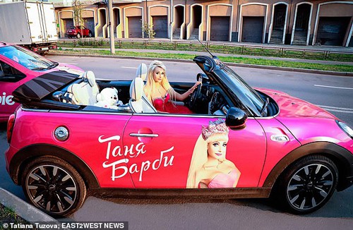 Tatiana Tuzova làm tóc, ăn mặc giống hệt búp bê Barbie. Ảnh: The Sun.