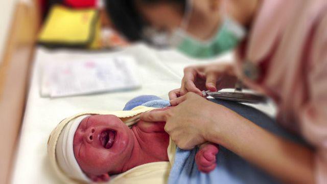 
Đứa trẻ mới sinh bị nhiễm trùng huyết và viêm màng não do nhiễm khuẩn listeria monocytogenes, lây truyền từ mẹ sang con
