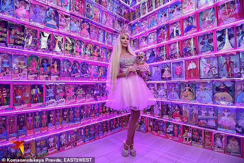 
Tatiana Tuzova đang hướng đến kỷ lục là người sở hữu búp bê Barbie nhiều nhất thế giới. Ảnh: The Sun.
