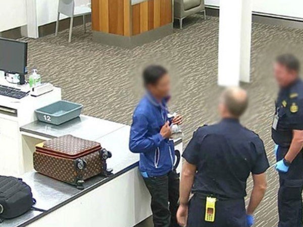
Lực lượng biên phòng Australia bắt giữ người đàn ông Việt Nam tại sân bay Adelaide. Ảnh: ABF.
