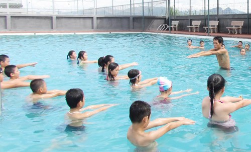 Học sinh học bơi vào mùa hè.