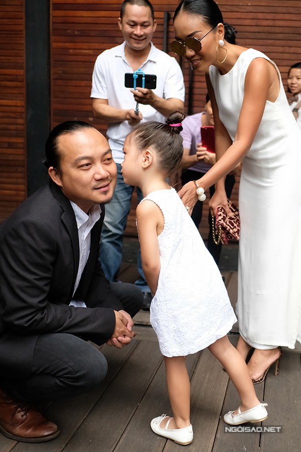 
Đoan Trang chụp hình cùng em trai và con gái.
