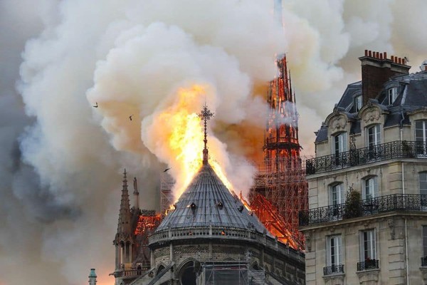 
Khoảnh khắc nhà thờ Đức Bà sụp đổ khiến người dân cả thế giới đau xót.

