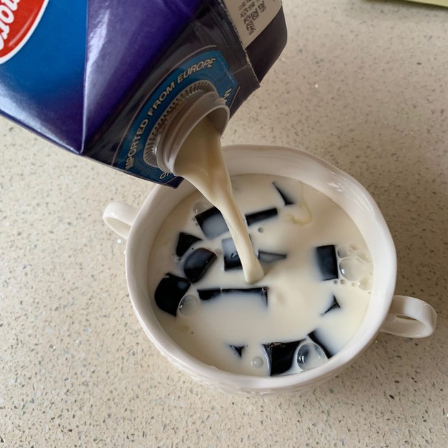 C&aacute;ch l&agrave;m thạch sương s&aacute;o sữa, ng&agrave;y n&agrave;o cũng hết cả nồi to! - Ảnh 3.