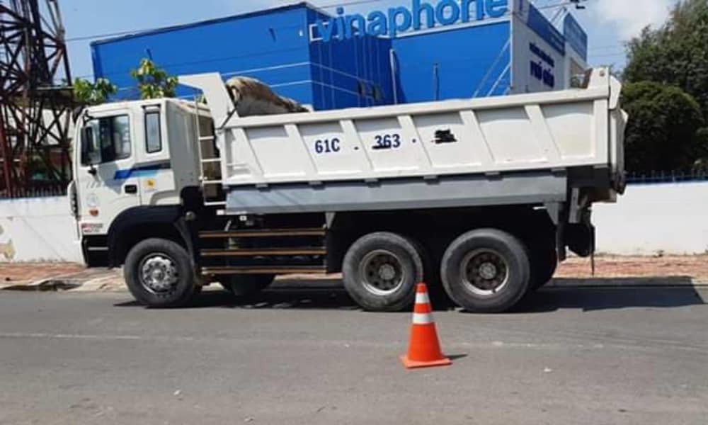 Xe ben dừng cách hiện trường khoảng 20 mét