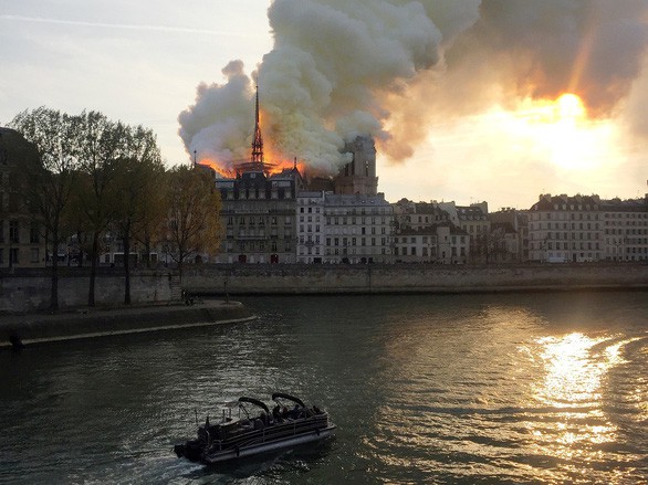 
Vụ cháy nhà thờ Đức Bà Paris nhìn từ sông Seine. Ảnh: REUTERS
