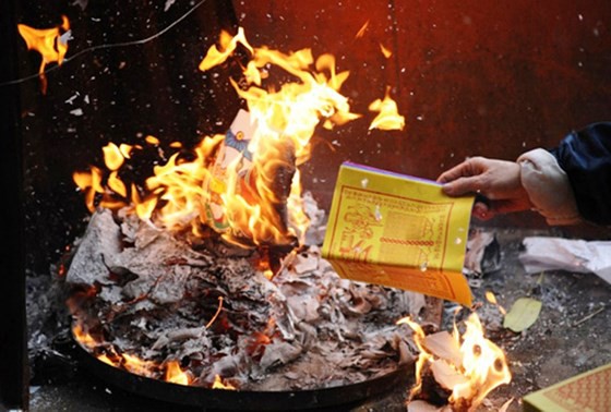 
Đốt vàng mã, giấy cúng là một trong những yếu tố tiềm ẩn nguy cơ cháy nổ ở nơi thờ tự.
