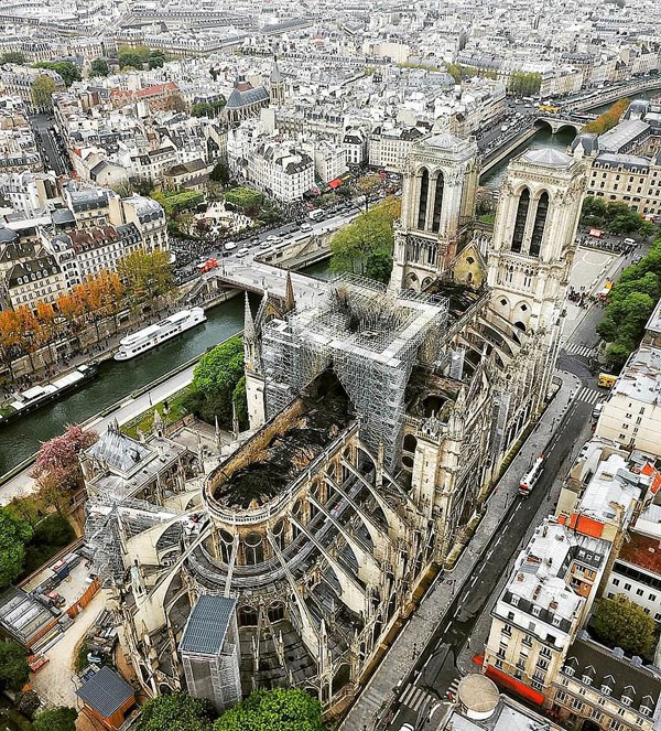 
Cảnh tượng đau xót của nhà thờ Đức Bà Paris.
