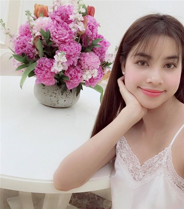 Hoa hậu Phạm Hương gợi cảm trong bộ đồ ngủ