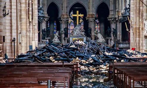 Khung cảnh đổ nát bên trong Nhà thờ Đức Bà Paris sau vụ hỏa hoạn tối 15/4. Ảnh: Reuters.
