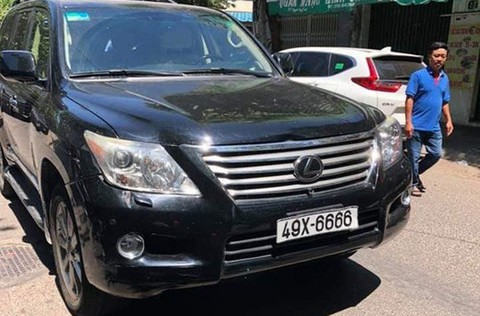 
Chiếc xe Lexus LX570 mang biển số tứ quý 49X-6666 gây tai nạn
