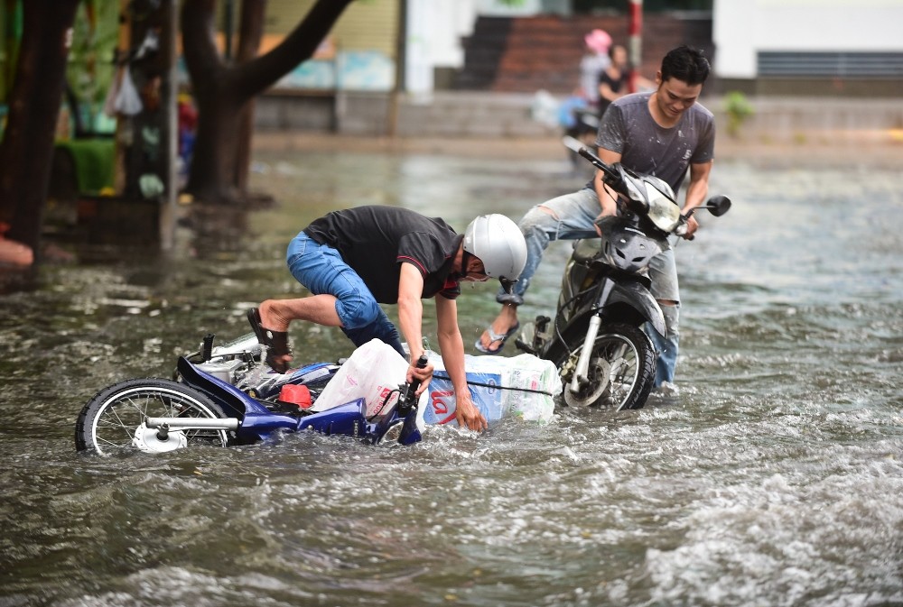 Người Sài Gòn ngã nhào qua đường ngập Quốc Hương, Thảo Điền, quận 2, TP.HCM sáng 17/4
