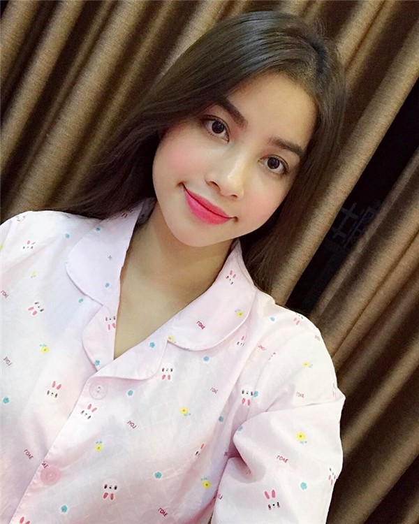 Chỉ là bộ pijama nhưng thần thái của cô vô cùng cuốn hút