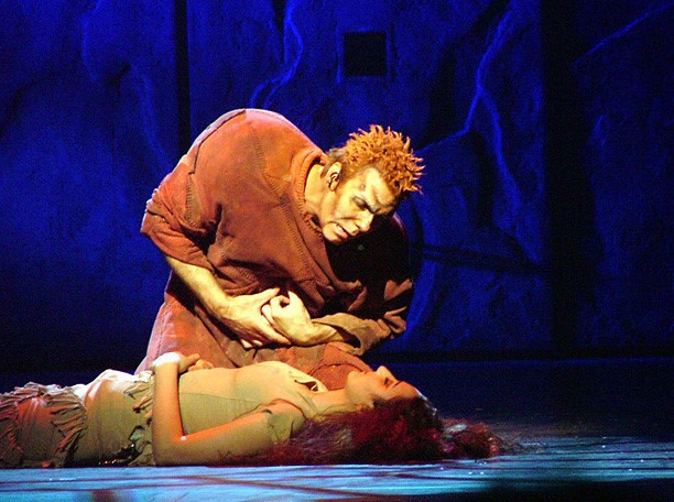 Tạo hình nhân vật Quasimodo xấu xí, dị dạng.