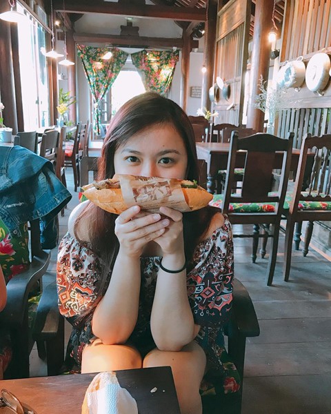 Bánh mì là món ăn có mặt trên khắp vùng miền của Việt Nam, được nhiều người ưa thích. Trong đó, Hội An nổi tiếng với bánh mì Phượng. Món ăn này đã trở thành một trong những đặc sản không thể bỏ qua của cổ thị với nước sốt đặc chế có vị chua thanh và ngọt nhẹ không nơi nào có. Ảnh: adamfdesign, piti_pt.