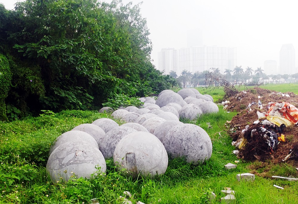 Trưa ngày 18/4, những quả bóng xích vẫn án ngữ tại khu vực bãi đất trống.