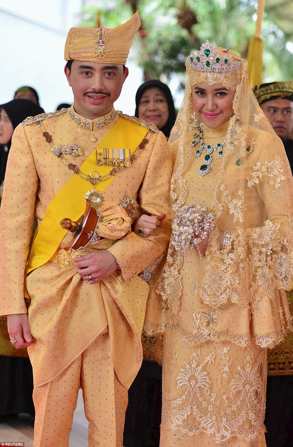 Hoàng tử Abdul Malik và vợ trong đám cưới xa hoa năm 2015.
