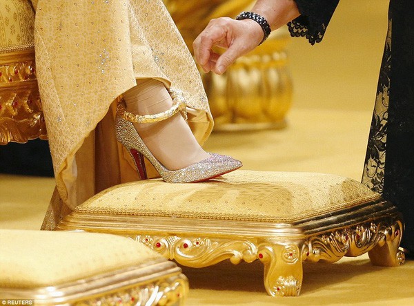 Cô dâu đi giày pha lê và lắc chân bằng vàng.