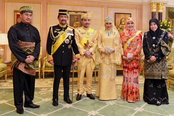 Vợ chồng Hoàng tử Abdul Malik chụp ảnh cùng cha, Quốc vương Brunei và mẹ, Hoàng hậu Saleha và 2 thành viên Hoàng gia khác.