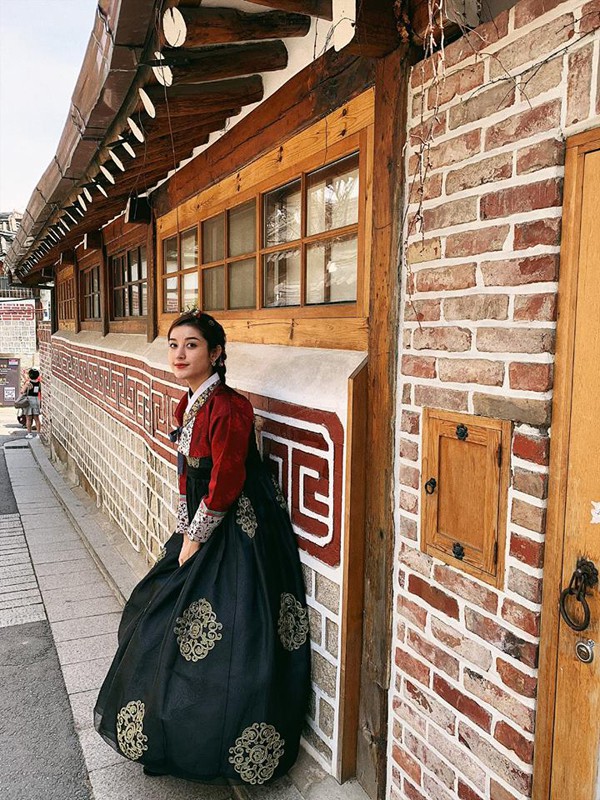 Á hậu duyên dáng trong bộ Hanbok, khoe dáng trên con phố thanh bình của làng cổ Hanok Bukchon.