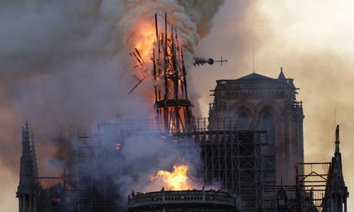 Tháp nhọn của nhà thờ Đức Bà Paris bị thiêu rụi trong vụ hỏa hoạn ngày 15/4