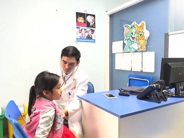 
Bác sĩ Anh Tuấn đang thăm khám cho mộ bệnh nhi.
