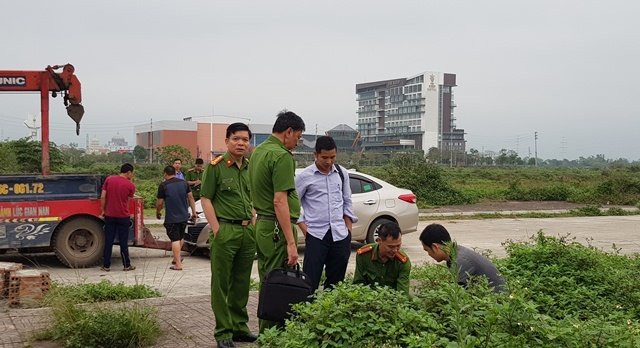 Lực lượng chức năng khám nghiệm hiện trường.