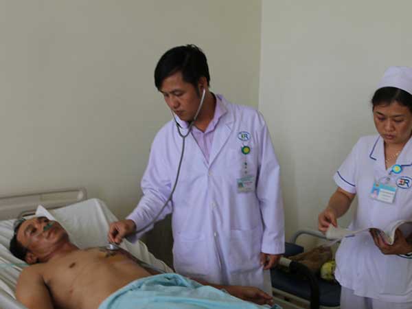 
Bác sĩ Hiển thăm khám sức khỏe cho anh Hải. ẢNH: NGUYỄN LONG
