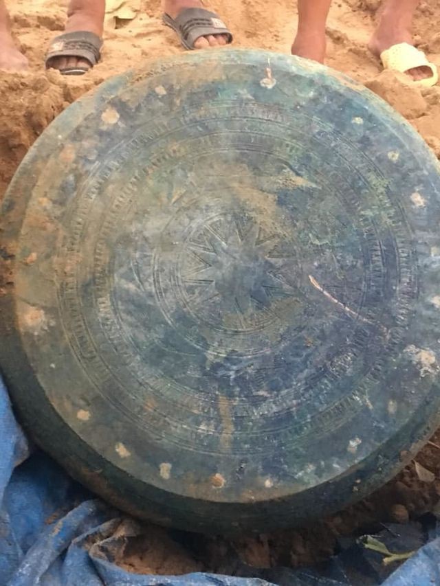 Mặt trống đồng được phát hiện tại thôn Tả Thàng.
