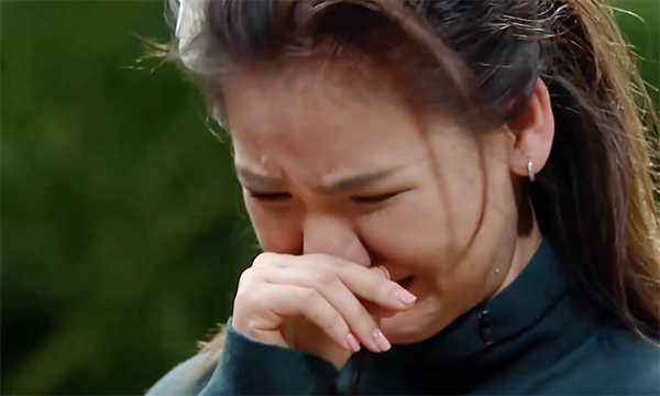 Minh Như bật kh&oacute;c nức nở khi phải kh&eacute;p lại giấc mơ chinh phục American Idol.