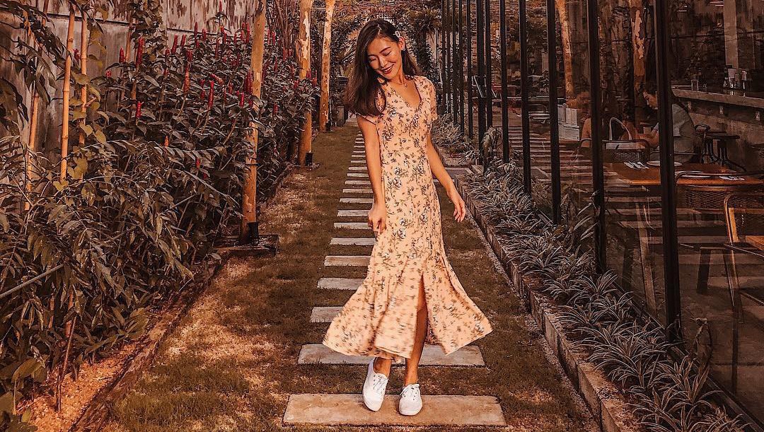 Hè năm ngoái, bạn sẽ thấy thật dễ dàng để bắt gặp vài cô nàng điệu đà diện chiếc váy nhẹ tênh với hàng khuy xinh xắn này trên phố, trên bãi biển hay ở bất cứ nơi đâu bạn đi qua.