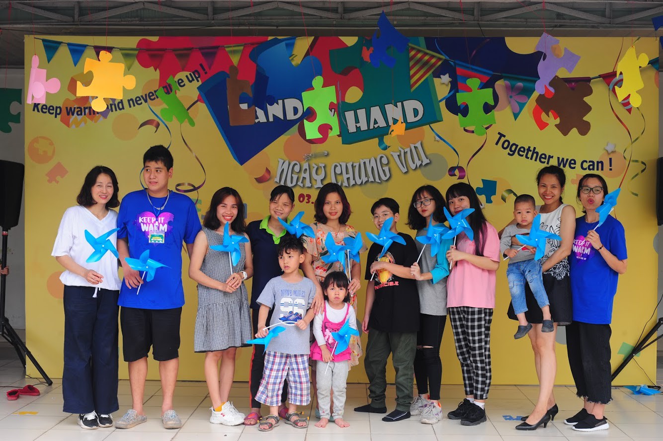 Ngày 31/3, hưởng ứng sự kiện “Ngày Thế giới nhận thức về tự kỷ 2/4”, Trung tâm Hỗ trợ trẻ hòa nhập Hand In Hand (số 8 Lê Quang Đạo, Hà Nội) đã tổ chức “Ngày chung vui” cho học sinh của Trung tâm và hơn 30 gia đình khác có con em mắc chứng tự kỷ. Trung tâm này được thành lập vào năm 2011, trực thuộc Hội Khuyến học Việt nam.