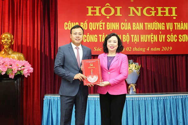 Phó Bí thư Thường trực Thành ủy Ngô Thị Thanh Hằng trao quyết định cho ông Phạm Quang Thanh. Ảnh: Hà Nội mới