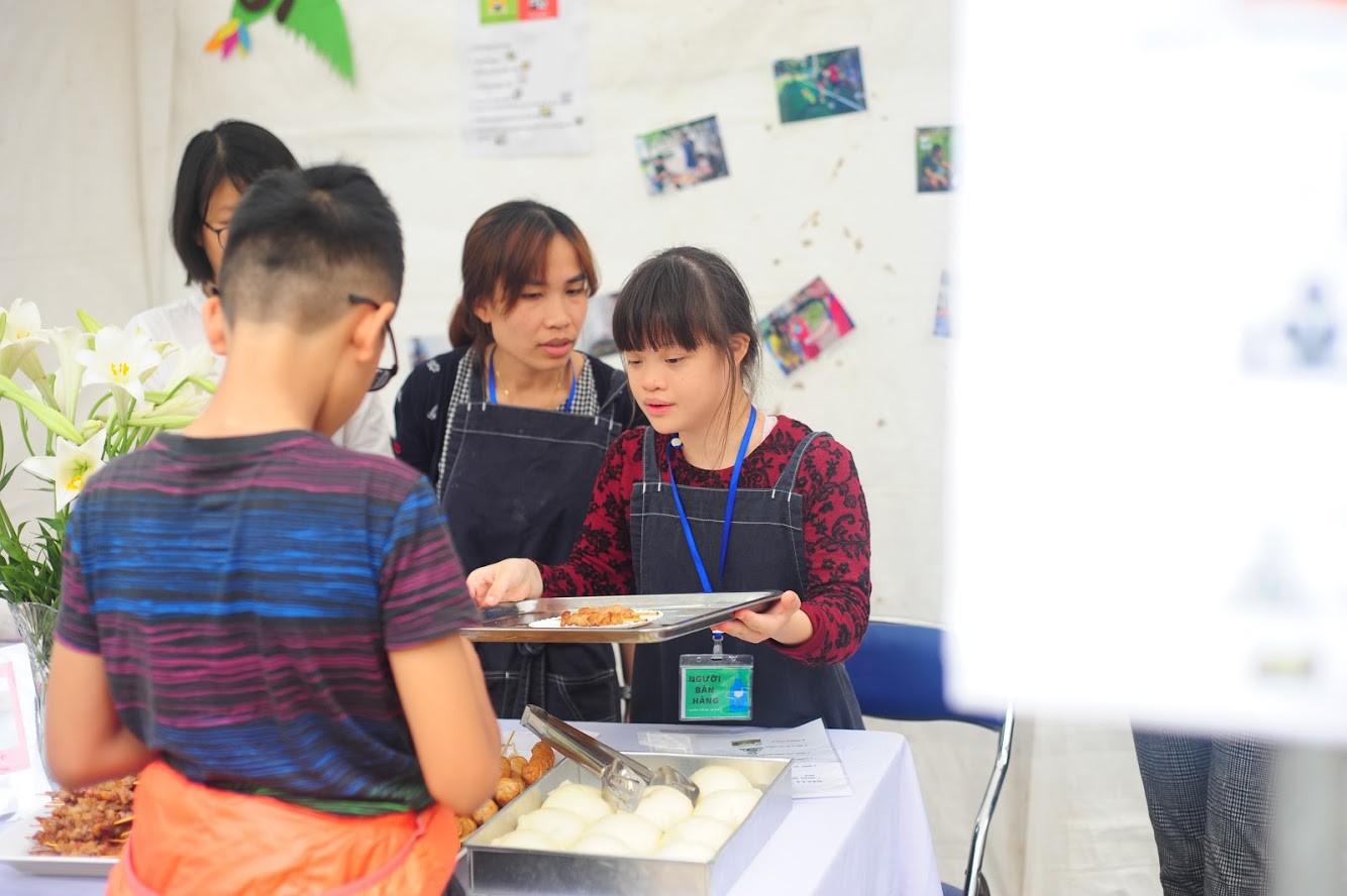 Một “ca” bán hàng thành công, bé đã hiểu được bạn khách hàng “nhí” muốn gì và ân cần giao đồ cho khách.