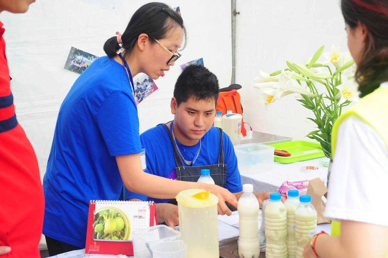 Tất nhiên vẫn có những “ông chủ” cửa hàng phải nhờ đến sự trợ giúp của cô giáo.