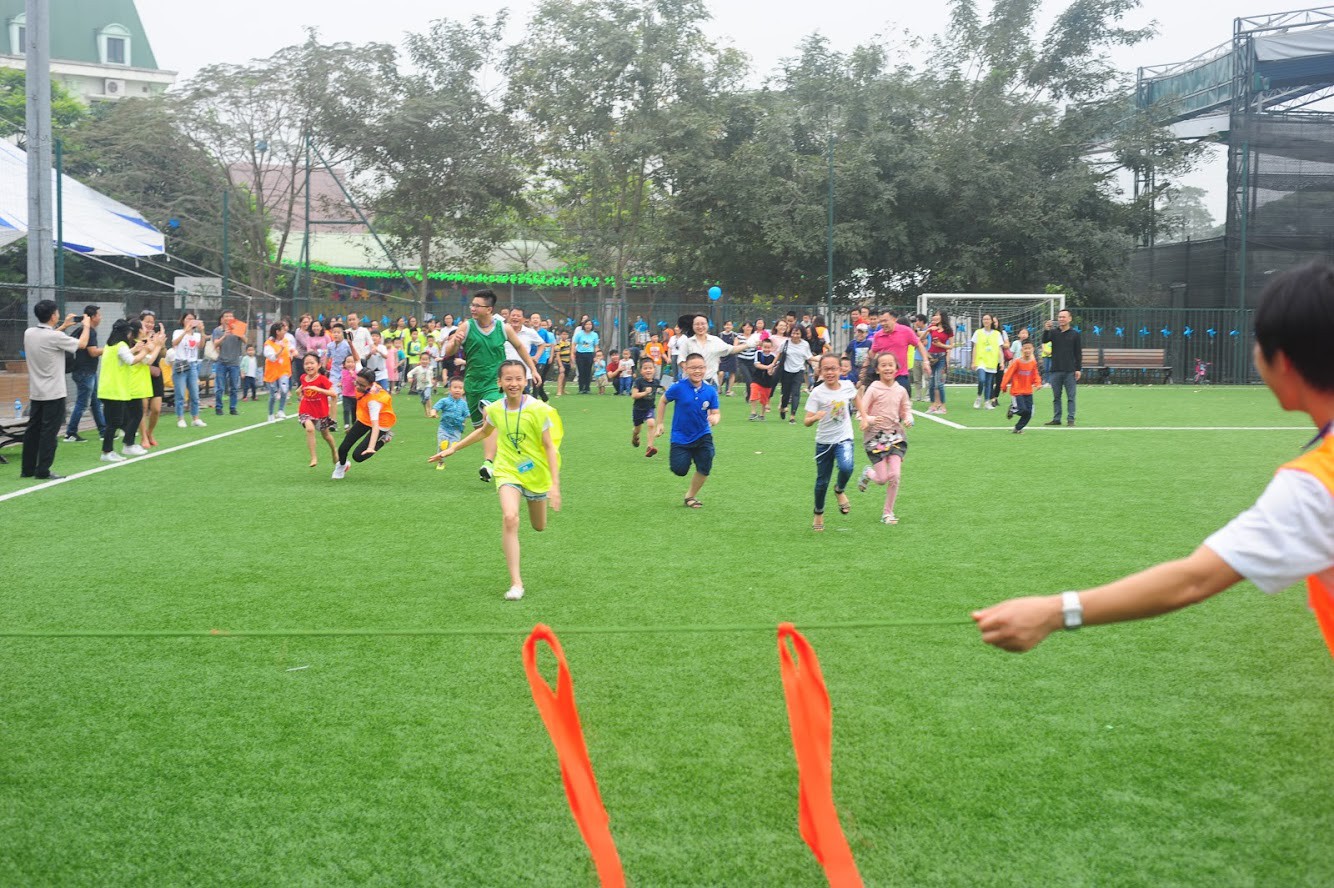 Tại Ngày hội, các bạn nhỏ còn được tham dự nhiều trò chơi thú vị như chui đường hầm, ném vòng trúng đích, thi chạy…