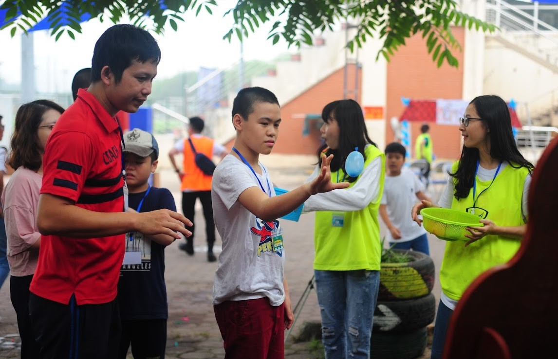 Với trẻ bình thường, việc tung một quả bóng vào rổ quá dễ. Nhưng với trẻ tự kỷ, để các bé hiểu và biết cách chơi là chuyện không đơn giản. Quan trọng hơn, qua trò chơi, não của các cháu sẽ phát triển khả năng phân tích, phán đoán, lựa chọn từ đó điều khiển các hoạt động của cơ thể.