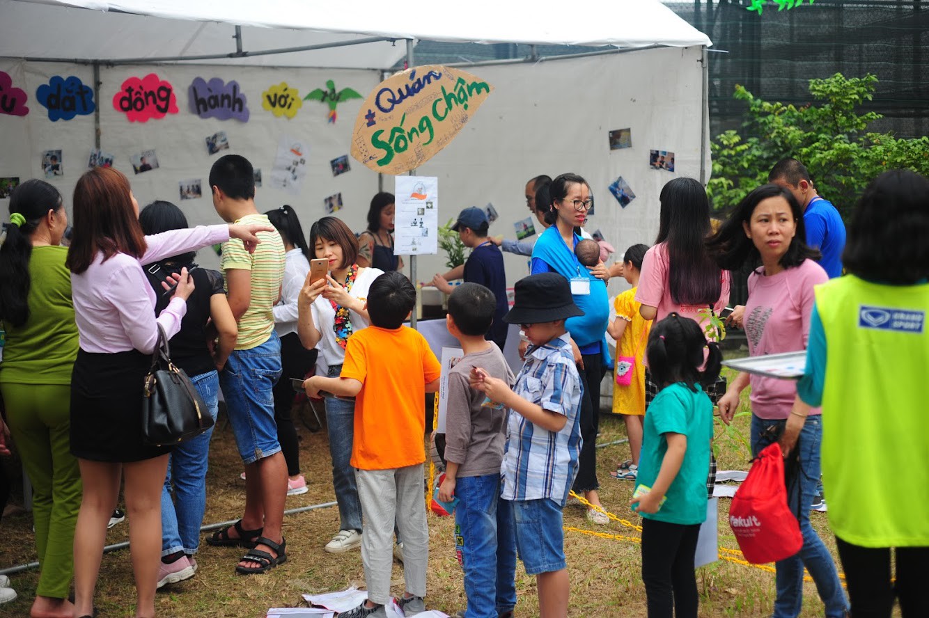 Điểm nhấn đặc biệt của Ngày hội là hoạt động mang tên “Quán sống chậm”, nơi các bạn nhỏ của Trung tâm Hand in hand tập làm những “ông chủ, bà chủ” cửa hàng.