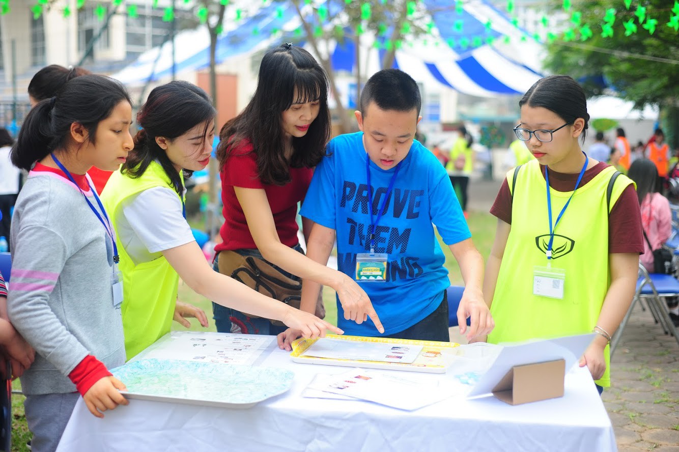 Dù đã học bài khá kỹ, nhưng trước đông người, nhiều khi trẻ vẫn bị “khớp”, do vậy thầy cô phải “ôn” lại quy trình để chút nữa bé phục vụ “khách hàng” tốt hơn.