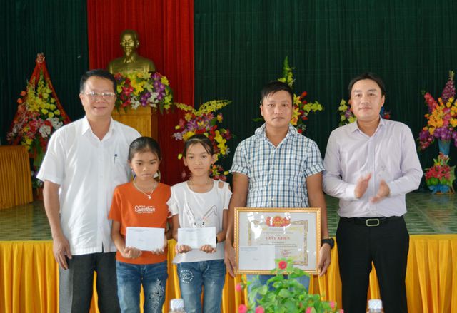 
Lãnh đạo huyện Bố Trạch tặng Giấy khen biểu dương anh Võ Thái Sơn và trao quà cho hai học sinh được cứu sống.
