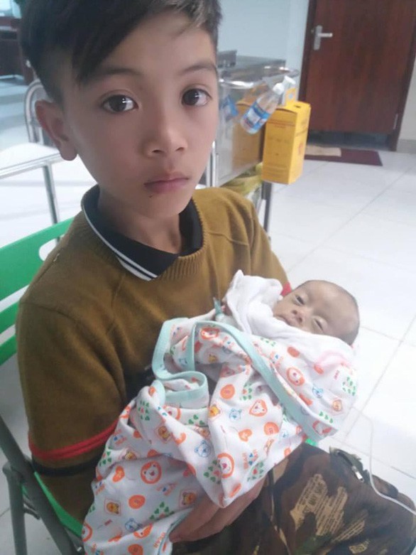 Cậu bé Chiến và em trai ở Bệnh viện Nhi T.Ư, cuối tháng 3-2019 - Ảnh: FB ĐNQ
