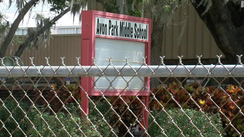 Bảng hiệu trường trung học Avon Park ở Highlands, bang Florida, Mỹ. Ảnh: CNN.