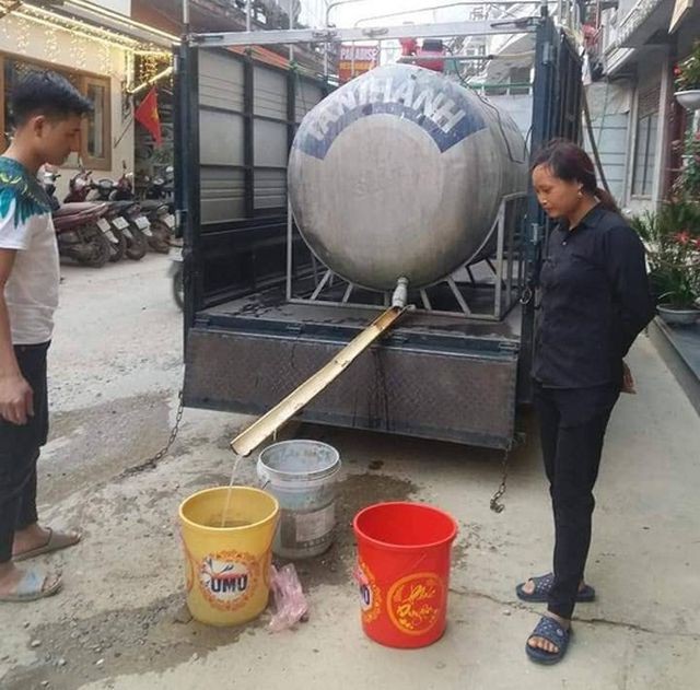 
Nhiều người dân phải mua từ bên ngoài với giá 500.000 đồng/m3 để phục vụ nhu cầu sinh hoạt, kinh doanh. (Ảnh: CTV).
