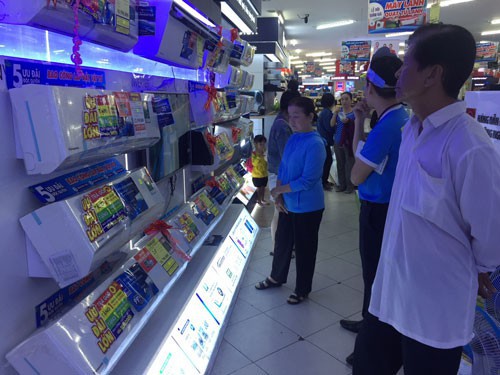 
Khách hàng tìm hiểu các dòng máy lạnh ở một siêu thị điện máy tại TP HCM
