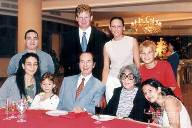 Hà Siêu Anh (ngoài cùng bên phải) chụp ảnh cùng gia đình mình.
