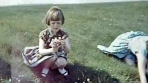 Một bức ảnh khác cho thấy Annie mặc váy xanh, ngồi gần Elizabeth trong buổi chụp ảnh năm 1964. Ảnh: BBC.