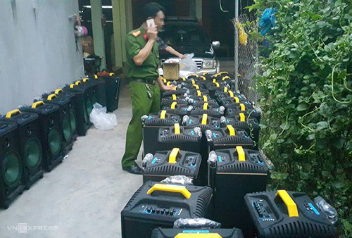 
Những chiếc loa thùng nhóm buôn ma túy ngụy trang để giấu hàng. Ảnh: Nguyễn Hải.
