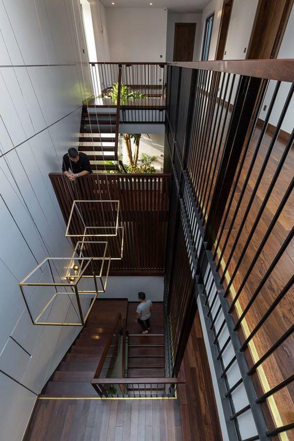
Cầu thang gỗ sang trọng dẫn lối lên các khu vực tầng cao hơn trong ngôi nhà.
