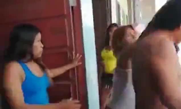 Ảnh cắt từ clip vợ đánh chồng tại quán bar ở Peru