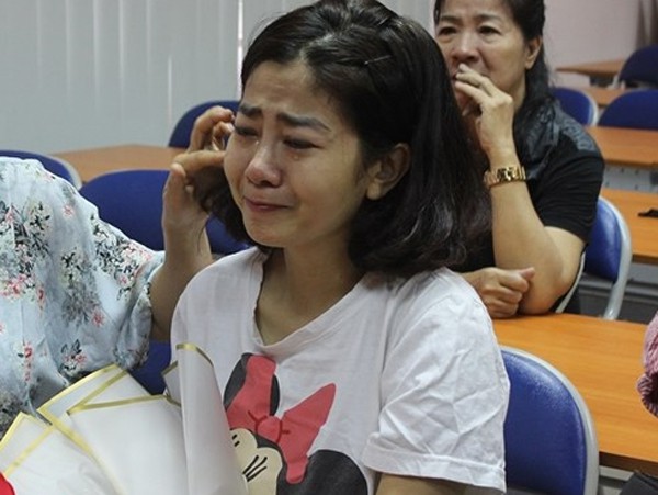 Diễn viên Mai Phương khóc vì quá cảm động trước tình cảm của mọi người.